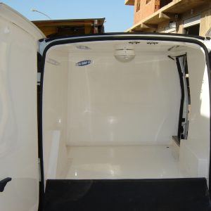 Autoveicolo coibentato per trasporto