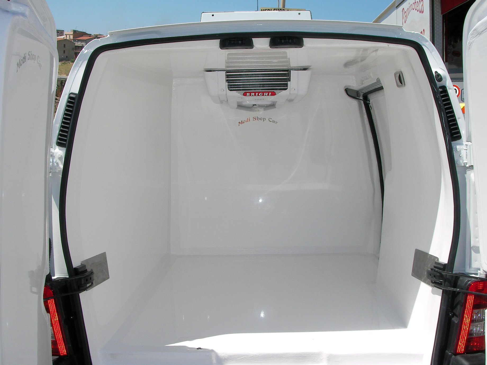 Autoveicolo coibentato con gruppo frigo per trasporto di Prodotti Caseari - ATP - immagine 5
