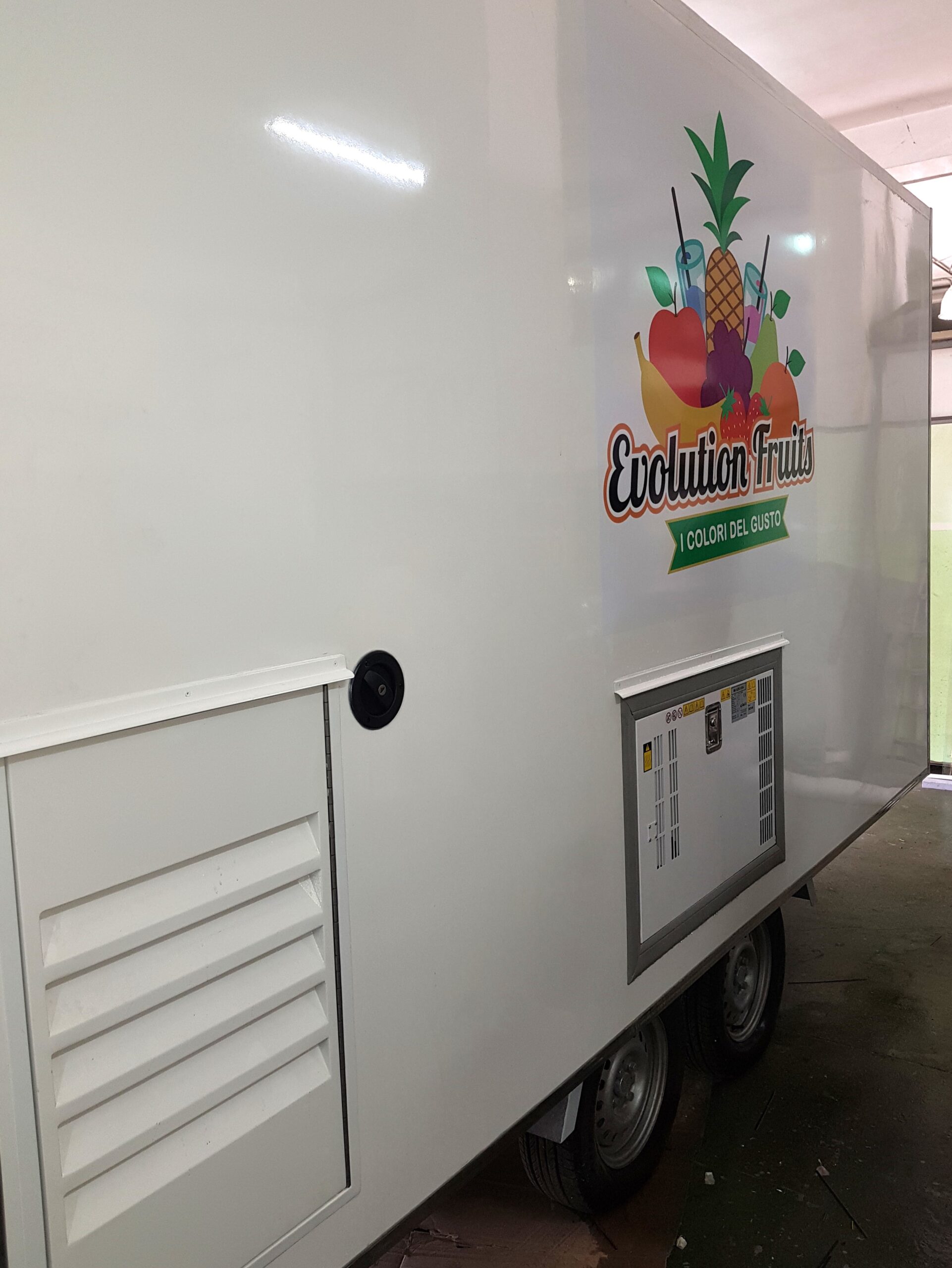Rimorchio omologato per Catering di Frutta fresca - immagine 3