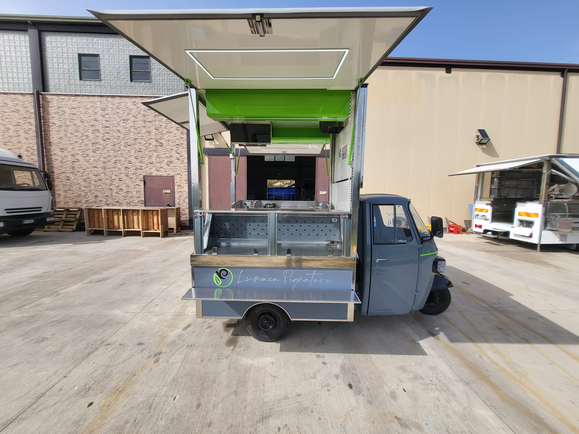 Ape Piaggio per Gastronomia & Catering con tetto estendibile in altezza con apertura in tre lati - immagine 23